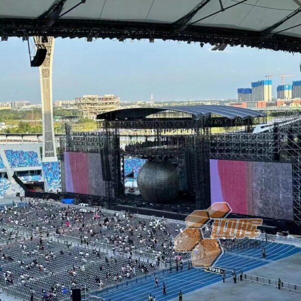 Nuestro pisos modulares de protección de césped enrollable T-02 se usó en un concierto en uno estadios de Chile, Sudamérica en 2023.