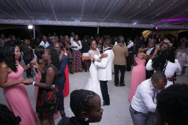 Nuestro piso temporal para eventos de carpa T-01 se usó en una fiesta en Nigeria, África, en 2023.