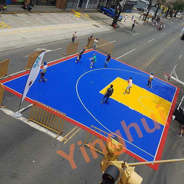 Nuestro portátil pisos modulares para una canchas exterior de baloncesto 3x3 utilizado en calles de EE. UU.